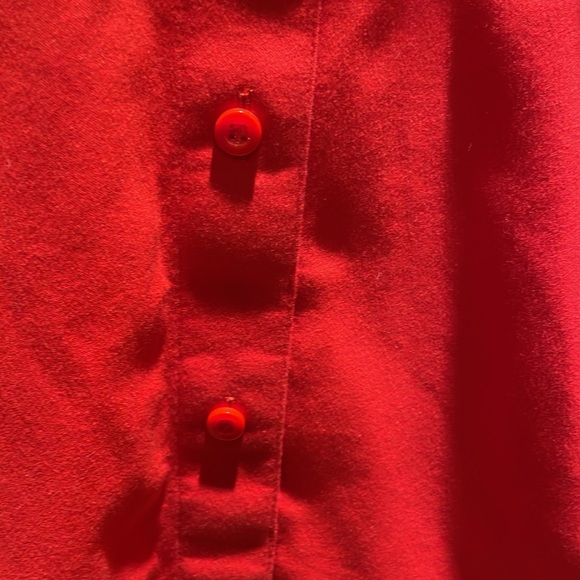 Chicos no iron 3/4 sleeve blouse with vibrant color and buttons up the back - Picture 4 of 6